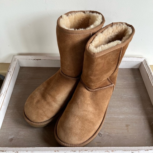 UGG Classic Short Boots S/N 1016223 Bootie Chestnut Brown Women’s Size 8 - Picture 1 of 9